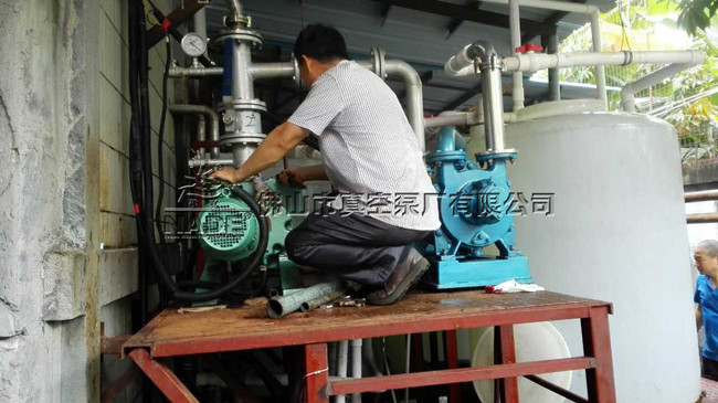 （圖為：佛山市真空泵廠有限公司服務(wù)部 袁工在客戶現(xiàn)場指導(dǎo)&ldquo;碳化硅鍍膜工藝&rdquo;真空機(jī)組調(diào)試運(yùn)行、操作）